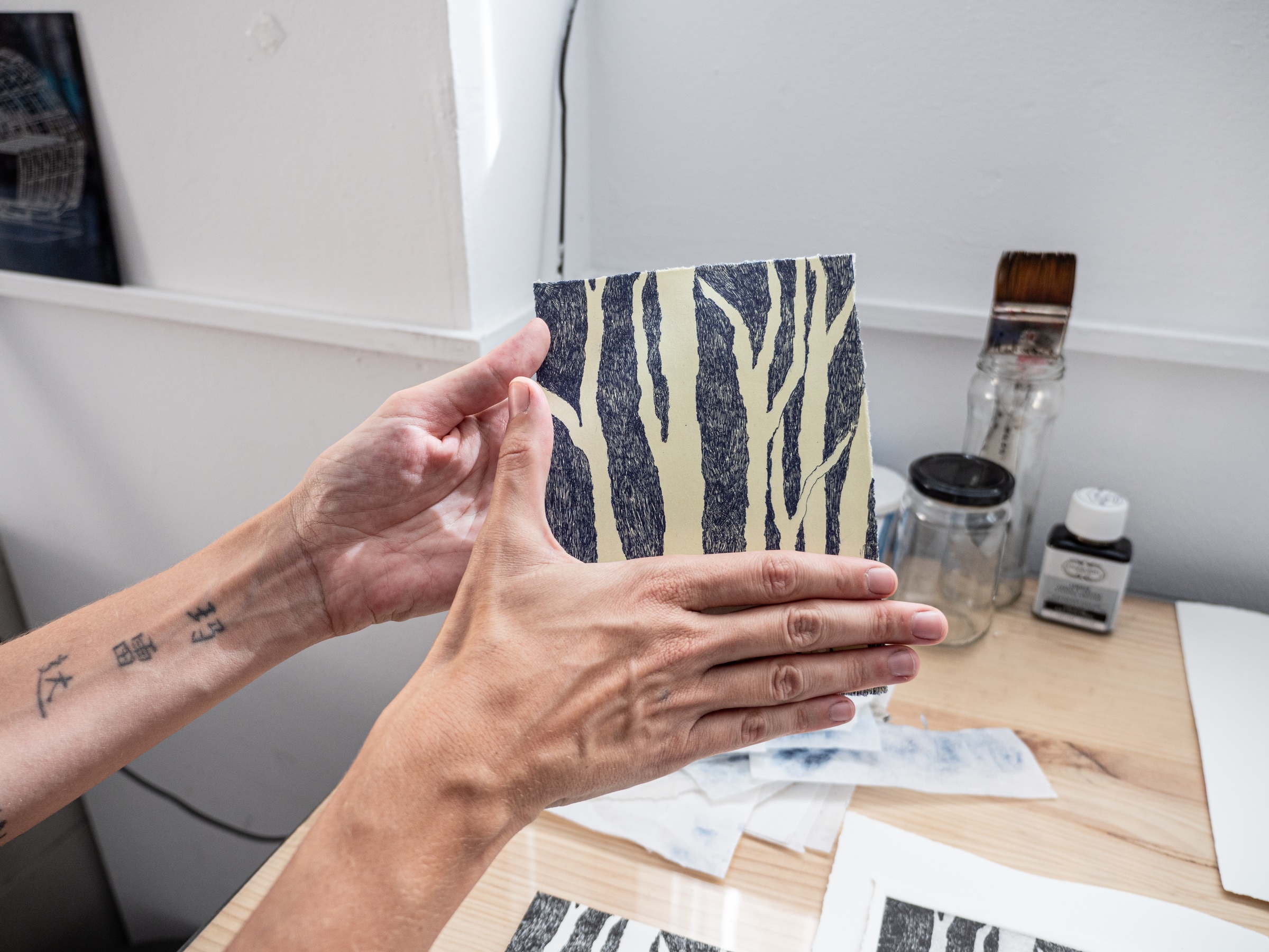 Proceso de dibujo y grabado durante el seminario Exploraciones al aguafuerte